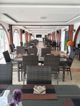 lago de oro hotel and wakepark