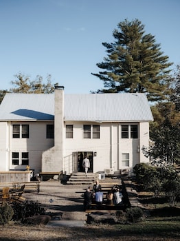 Stonehill's Farmhouse,77 Mill Hook Rd,3.5 star