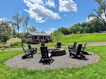 Stonehill's Farmhouse,77 Mill Hook Rd,3.5 star