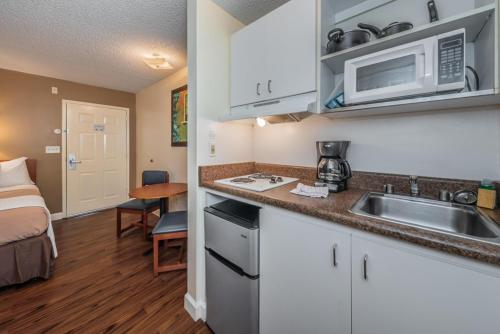tampa bay extended stay hotel
