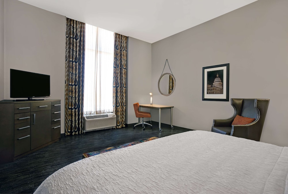 hampton inn and suites austin the university capitol