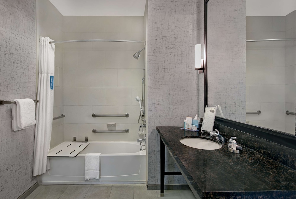 hampton inn and suites austin the university capitol