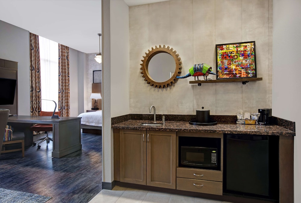 hampton inn and suites austin the university capitol