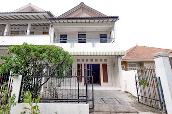 spot on 1942 asia residence syariah hostel