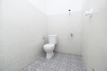 spot on 1942 asia residence syariah hostel