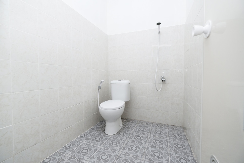 spot on 1942 asia residence syariah hostel