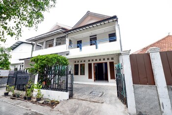 spot on 1942 asia residence syariah hostel
