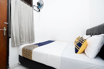 spot on 1942 asia residence syariah hostel