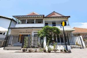 spot on 1942 asia residence syariah hostel