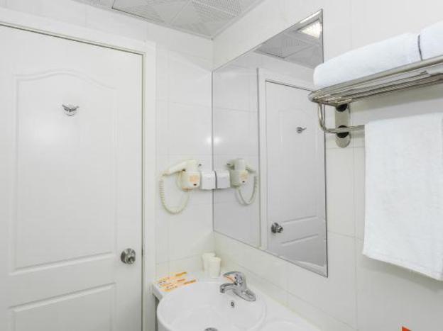 home inn linyi dongxing road airport hotel