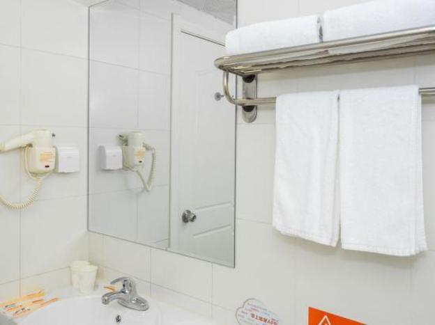 home inn linyi dongxing road airport hotel