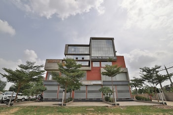hotel the grand shivay