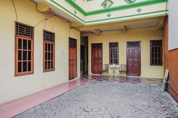 reddoorz syariah near stadion maulana yusuf