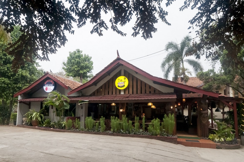 reddoorz syariah plus near trans studio cibubur