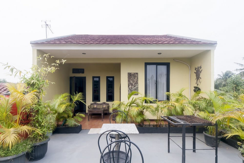 reddoorz syariah plus near trans studio cibubur