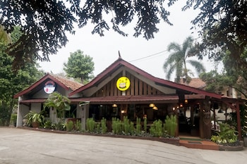 reddoorz syariah plus near trans studio cibubur