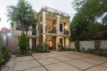 reddoorz syariah plus near trans studio cibubur