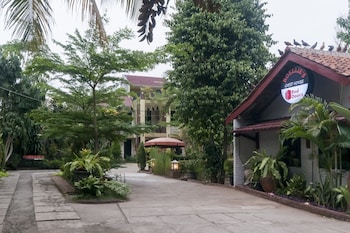 reddoorz syariah plus near trans studio cibubur