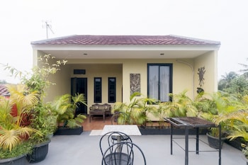 reddoorz syariah plus near trans studio cibubur