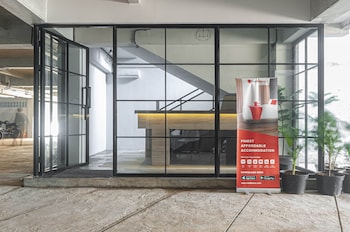 reddoorz plus near gandaria city mall 2