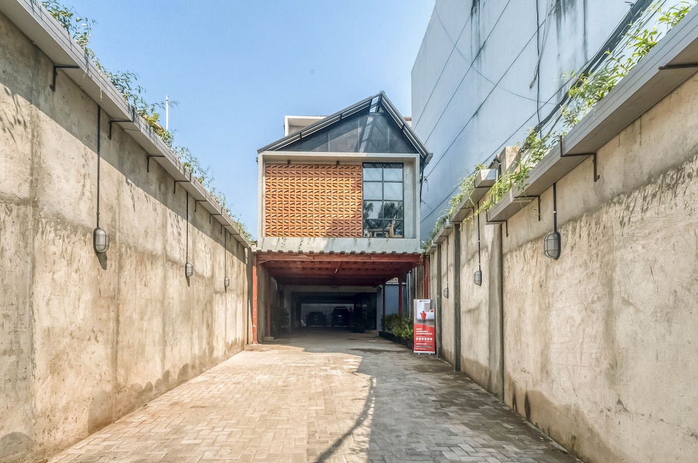 reddoorz plus near gandaria city mall 2