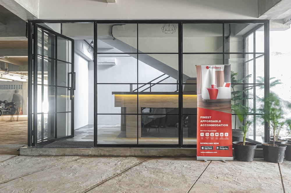 reddoorz plus near gandaria city mall 2