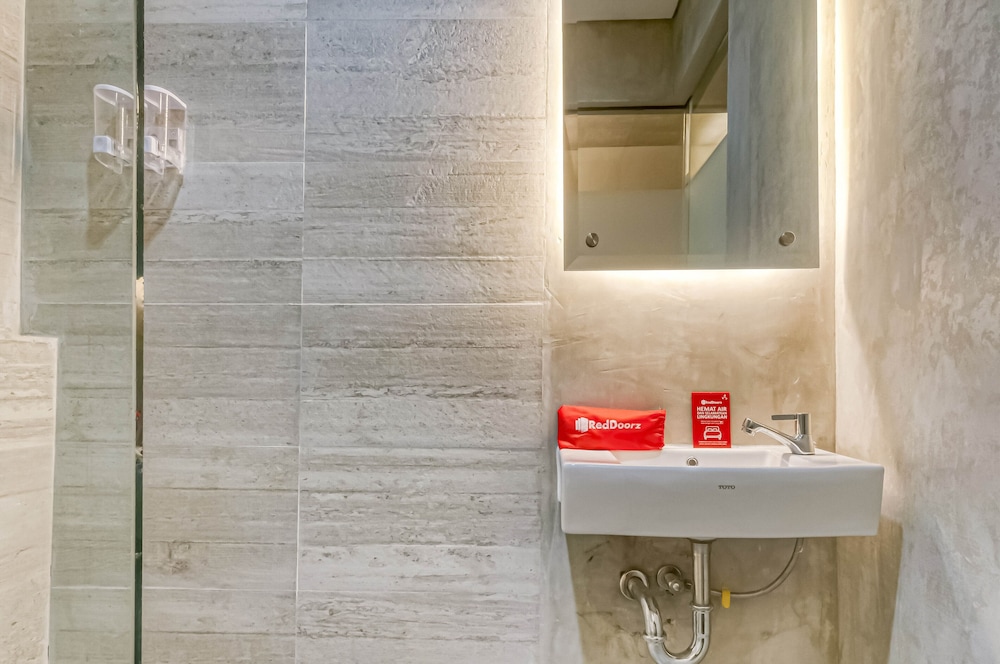 reddoorz plus near gandaria city mall 2