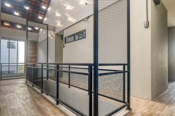 reddoorz plus near gandaria city mall 2