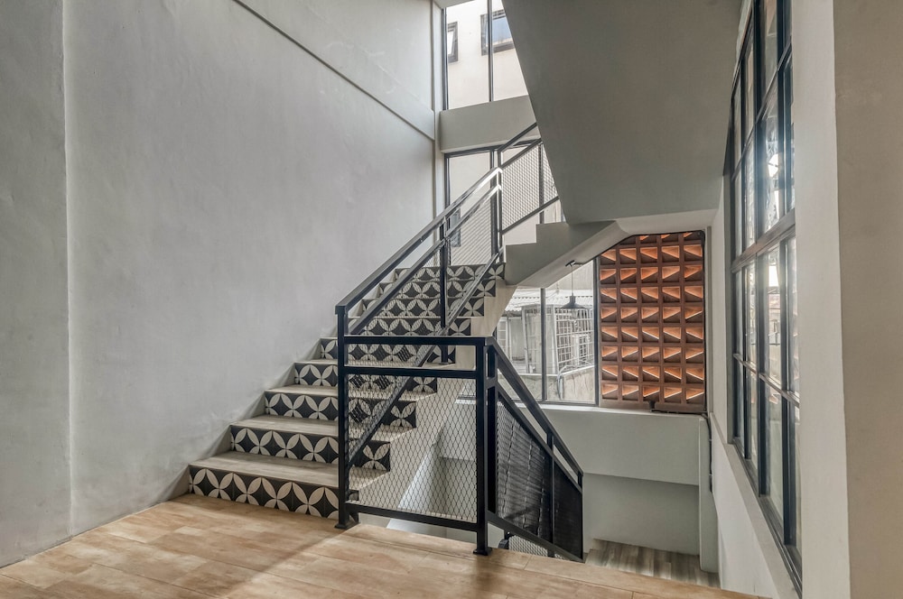 reddoorz plus near gandaria city mall 2