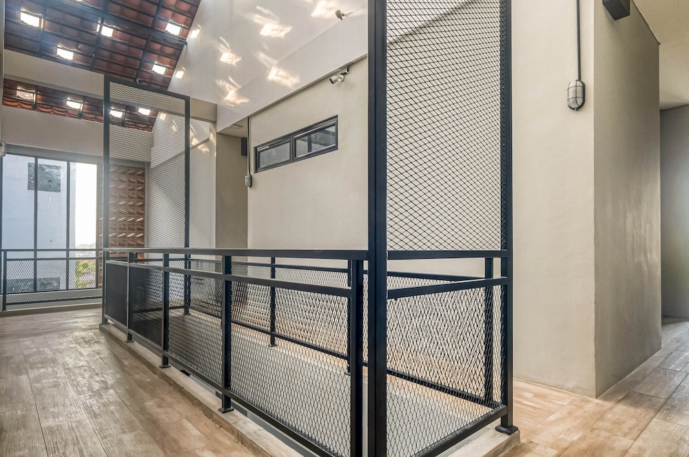 reddoorz plus near gandaria city mall 2