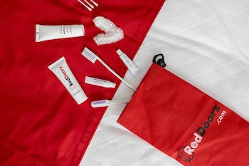 reddoorz plus near gandaria city mall 2