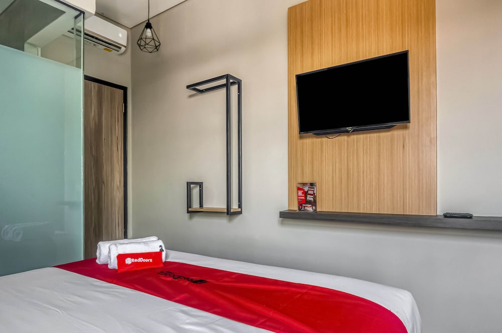 reddoorz plus near gandaria city mall 2