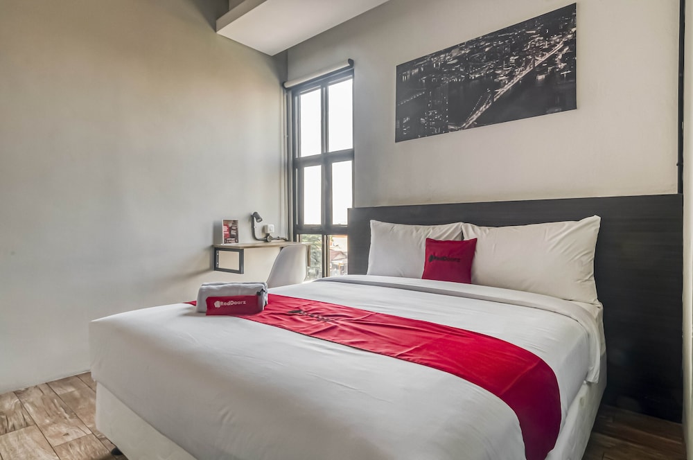 reddoorz plus near gandaria city mall 2