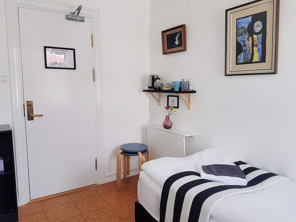 refurinn reykjavik guesthouse hostel