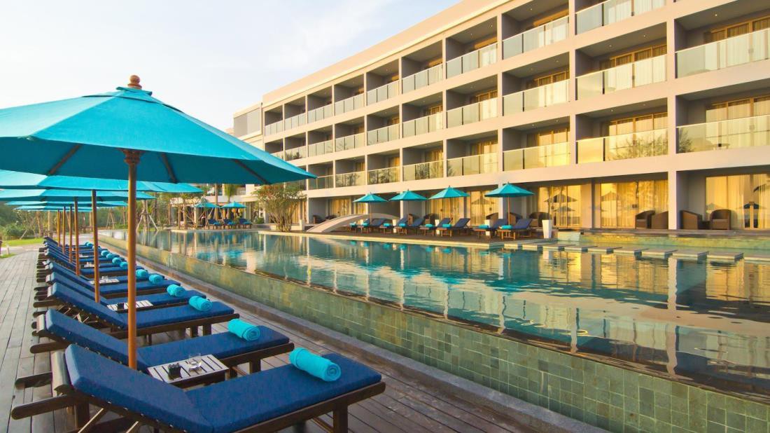 le coral beach resort and cafe