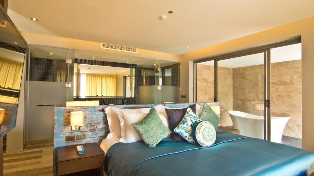 le coral beach resort and cafe