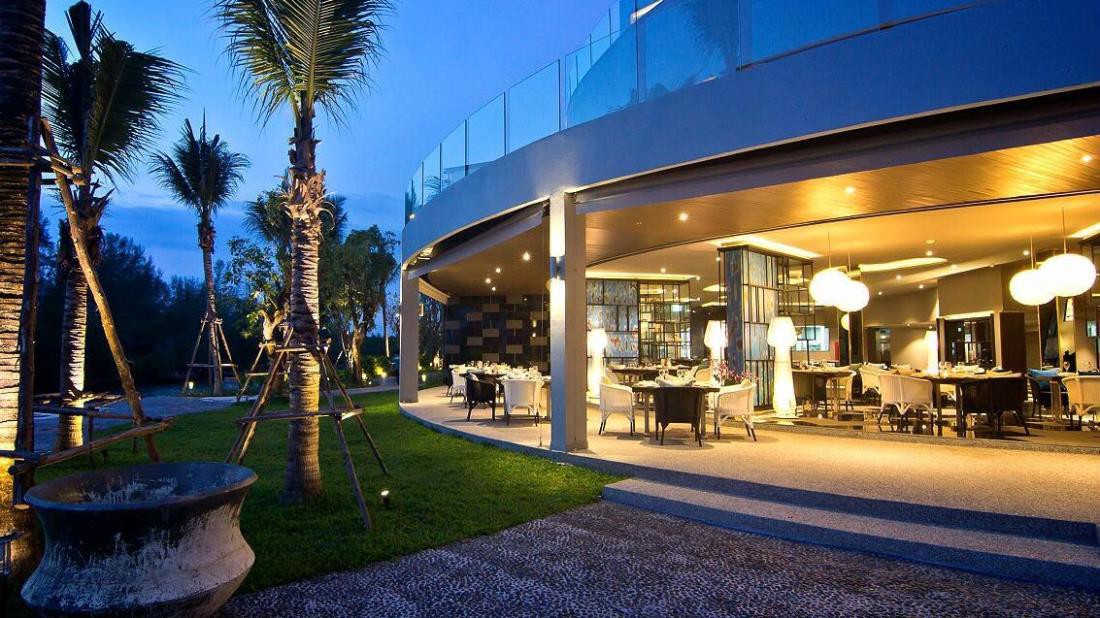 le coral beach resort and cafe