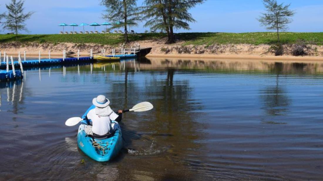 le coral beach resort and cafe
