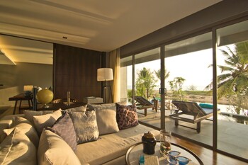 le coral beach resort and cafe