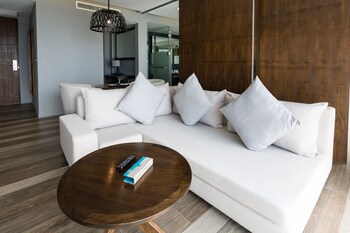 le coral beach resort and cafe