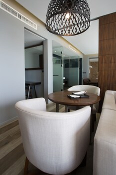 le coral beach resort and cafe