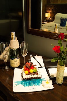 le coral beach resort and cafe