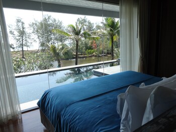 le coral beach resort and cafe