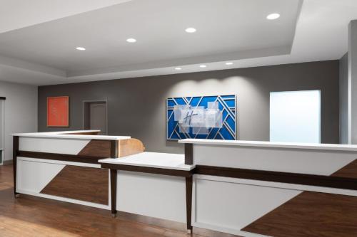 holiday inn express and suites huntsville west research park
