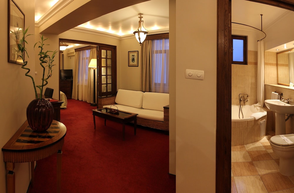 arc de triomphe by citybookings