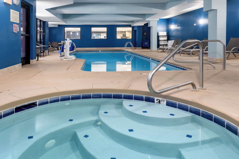 hampton inn and suites salida