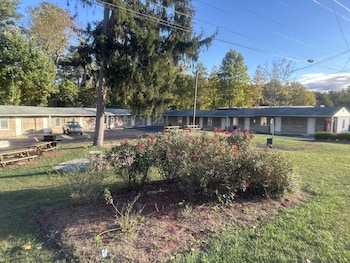 whispering pines motel