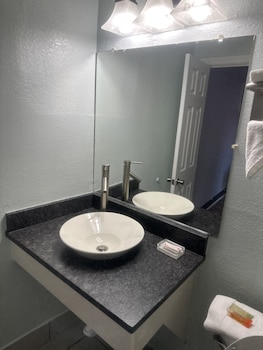 whispering pines motel