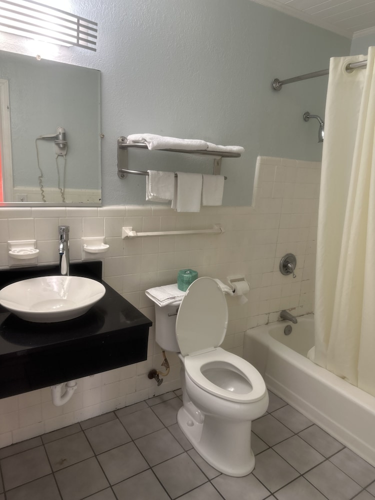 whispering pines motel