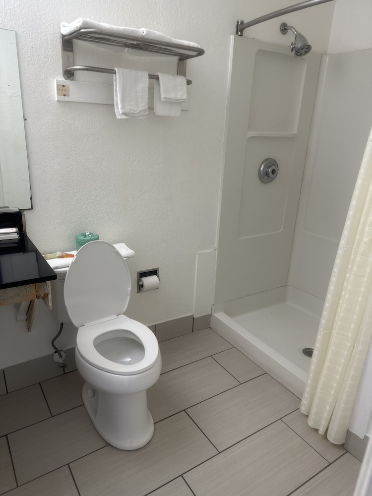 whispering pines motel